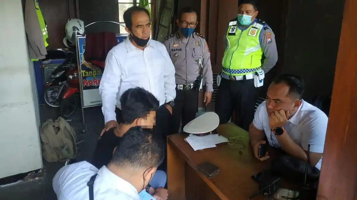 Warga dan Polisi Gagalkan Aksi Percobaan Bunuh Diri Seorang Pelajar di Jembatan Soekarno Hatta