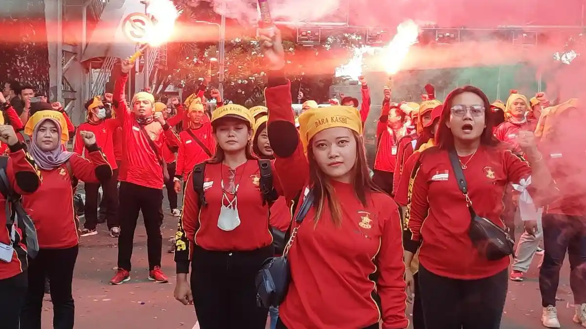 Aksi Demo 21 Mei Bubar, Sebagian Massa Buruh Bakar Flare Diiringi Lagu Buruh Internasionale