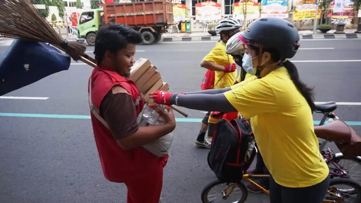Sambil Bersepeda, Zuna Gloves Bagi-bagi Paket Makanan Ke Masyarakat Semarang
