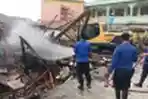 Alat Berat Melakukan Pembongkaran Pasar Jatiuwung Tangerang