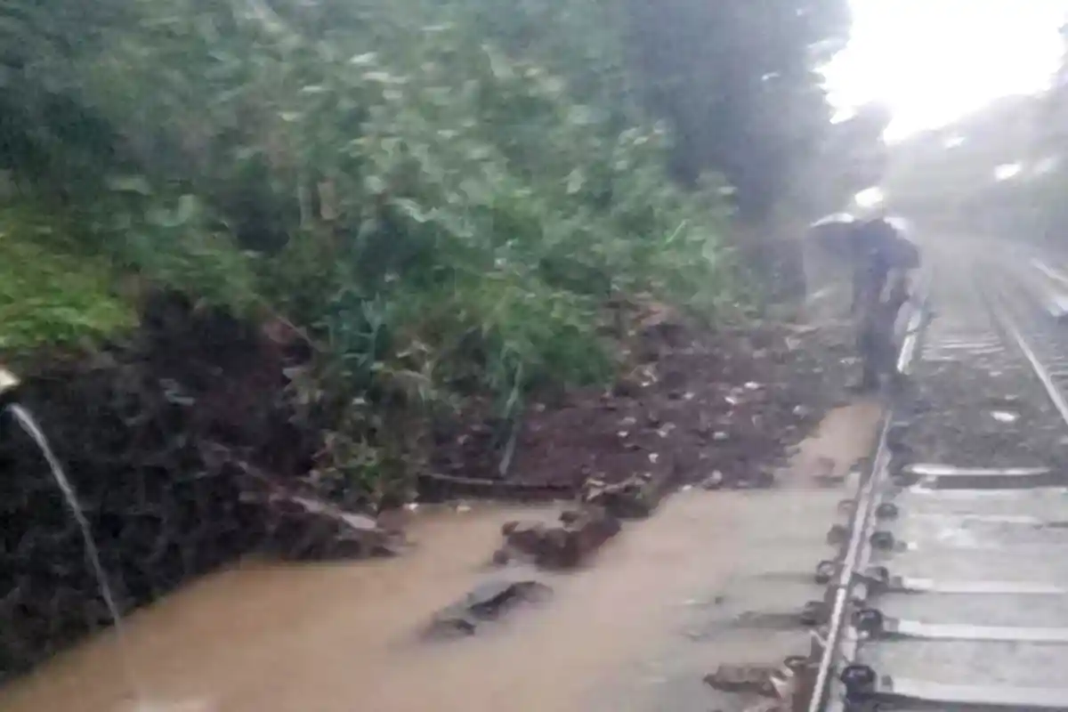 Sempat Tertahan karena Rel di Cigombong Tertimbun Longsor, Kereta Api Pangrango Kembali Beroperasi