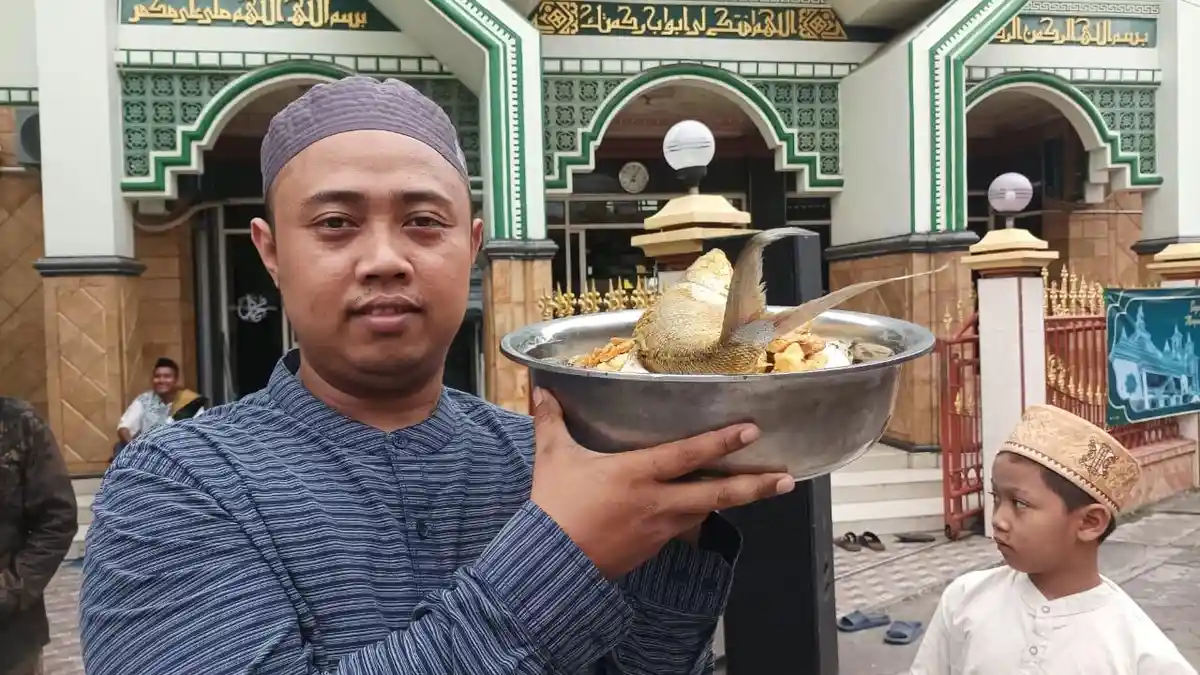 Tradisi Ambengan Bandeng di Duduksampeyan Gresik setelah salat Idul Fitri 1446 H