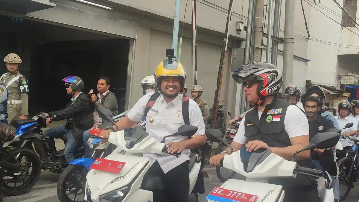 Potret Wali Kota Bobby Nasution dan Ridwan Kamil Keliling Kota Medan dengan Motor Listrik 