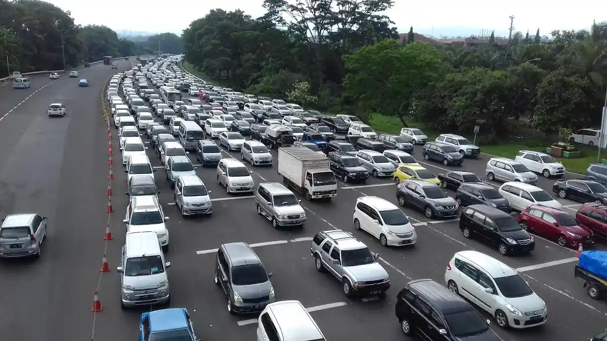 Kendaraan Antre 1 Kilometer di Gerbang Tol Bogor