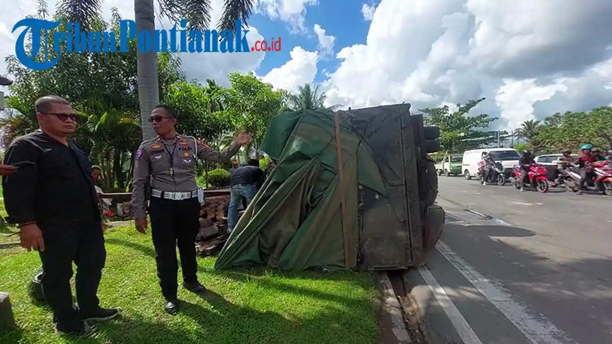 Hilang Kendali Saat Berbelok di Simpang 4 Jembatan Kapuas 2, Truk Tabrak 2 Motor dan Terguling