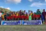bupati-ngada-andreas-paru-foto-bersama-anak-anak-sdn-watu-tura.jpg