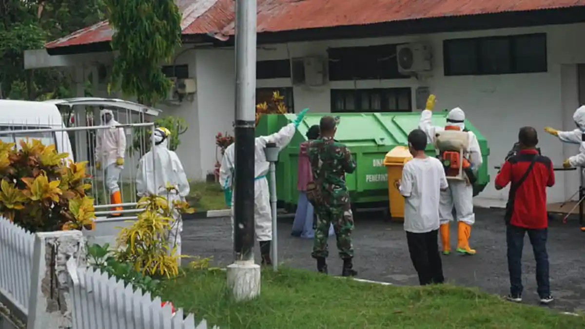 Tiga Orang Positif Covid-19 Dievakuasi ke RUSD Ende, Petugas Beri Semangat