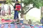 Dek-Fan-atau-Irfansyah-anggota-DPRA-ikut-membantu-menyembelih-3-sapi-kurban.jpg