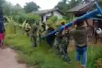 TNI Bersama Warga Toray Memasang Tiang Listrik