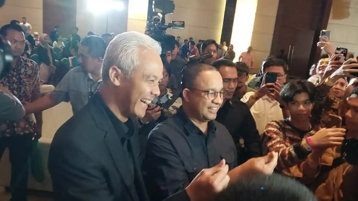 Momen Ganjar Tak Sengaja Bertemu Anies, Foto Bareng dan Kompak Peragakan Pose yang Sama