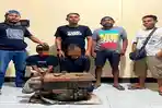 Dua-pelaku-pencurian-mesin-hand-traktor-di-Babau-saat-diamankan-di-Polres-Kupang.jpg