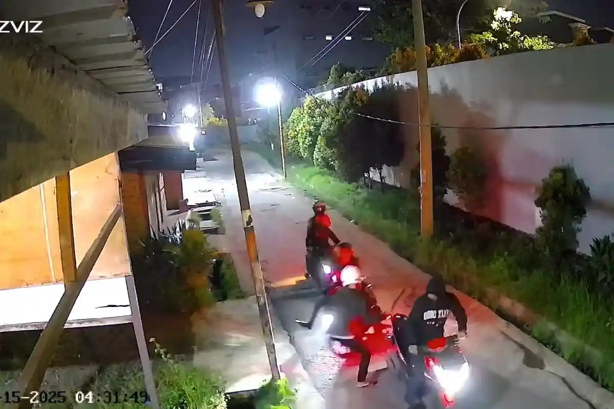 TEREKAM CCTV, Aksi 4 Orang Diduga Begal Aniaya Pengendara Motor dengan Sajam di Desa Helvetia