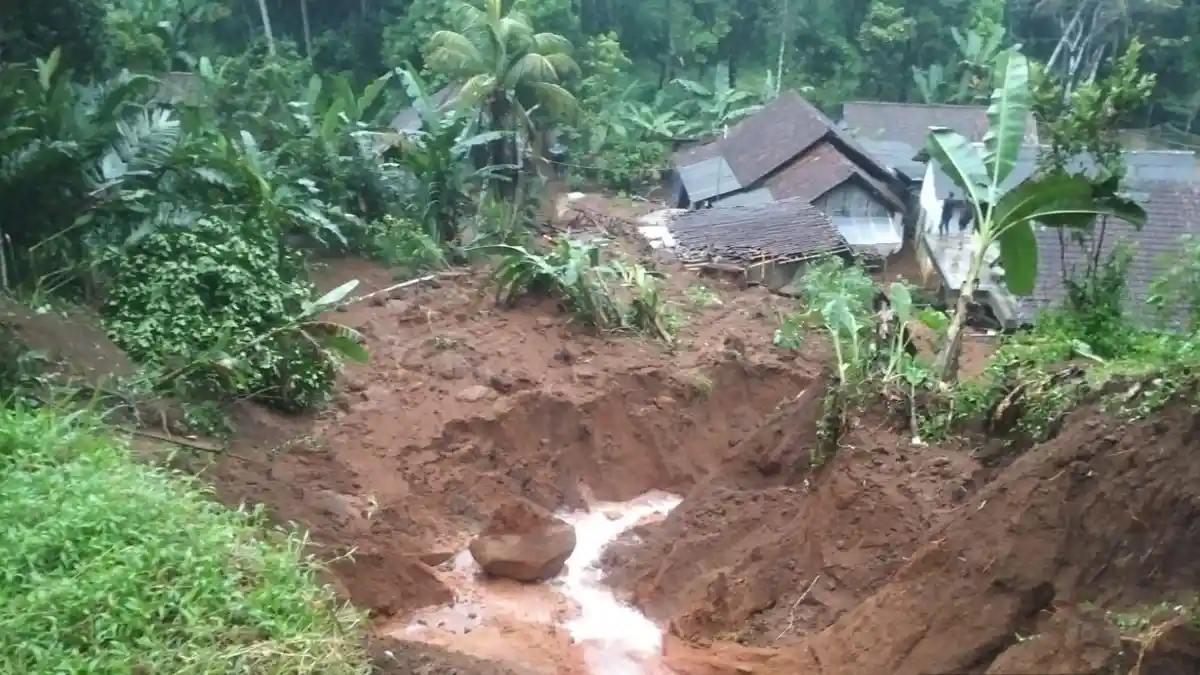 BREAKING NEWS! Longsor Terjang Cihaurbeuti Ciamis, Warga Mengungsi