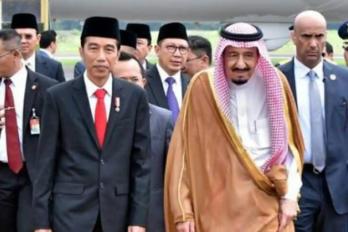 Jokowi Sambut Raja Salman dengan Cipika-Cipiki