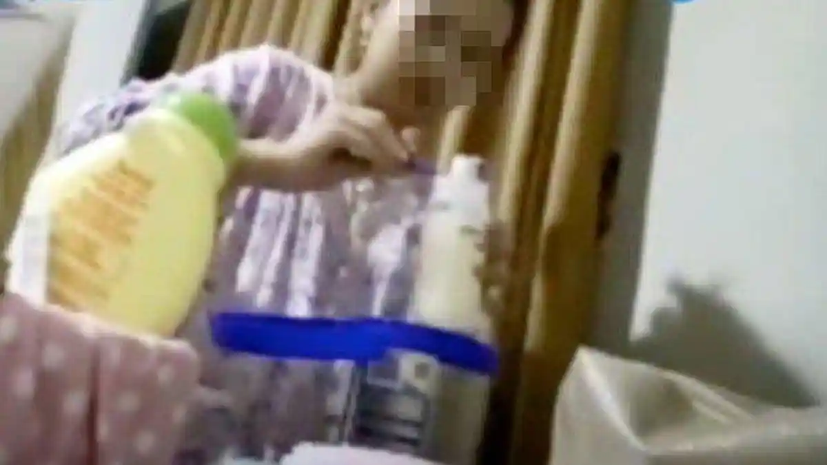 VIRAL Video Pembantu Ludahi Botol saat Buat Susu Formula untuk Bayi Majikannya