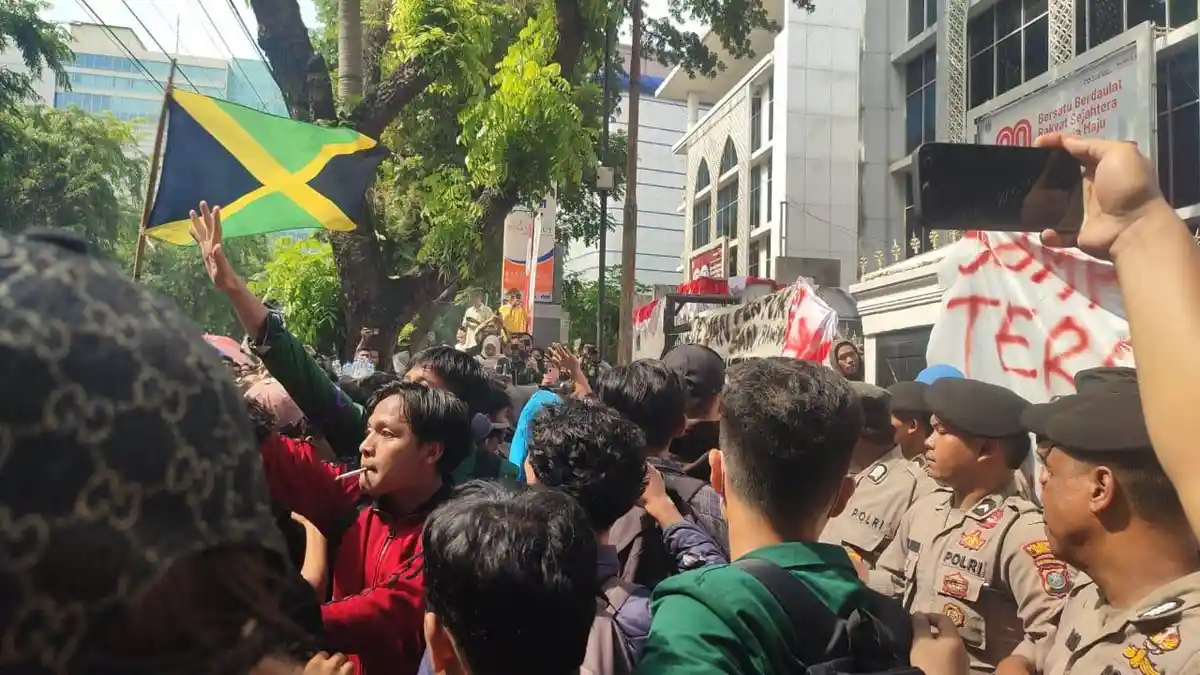 BREAKINGNEWS: Mahasiswa Unjuk Rasa di Kantor DPRD Sumut, Nyanyian Tikus-Tikus Berkantor Bergema