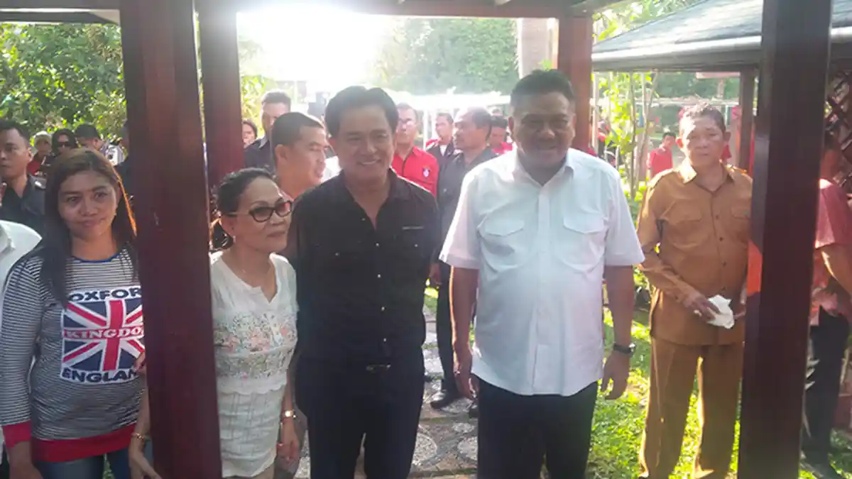 Yusril Silahturahmi ke Kediaman Gubernur Olly Dondokambey - yusril-dan-olly-dondokambet_20160214_075731.jpg