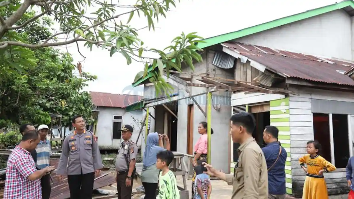 FOTO: Angin Puting Beliung Terbangkan Atap Rumah Warga - komarudin-tinjau-angin-puting-beliung.jpg