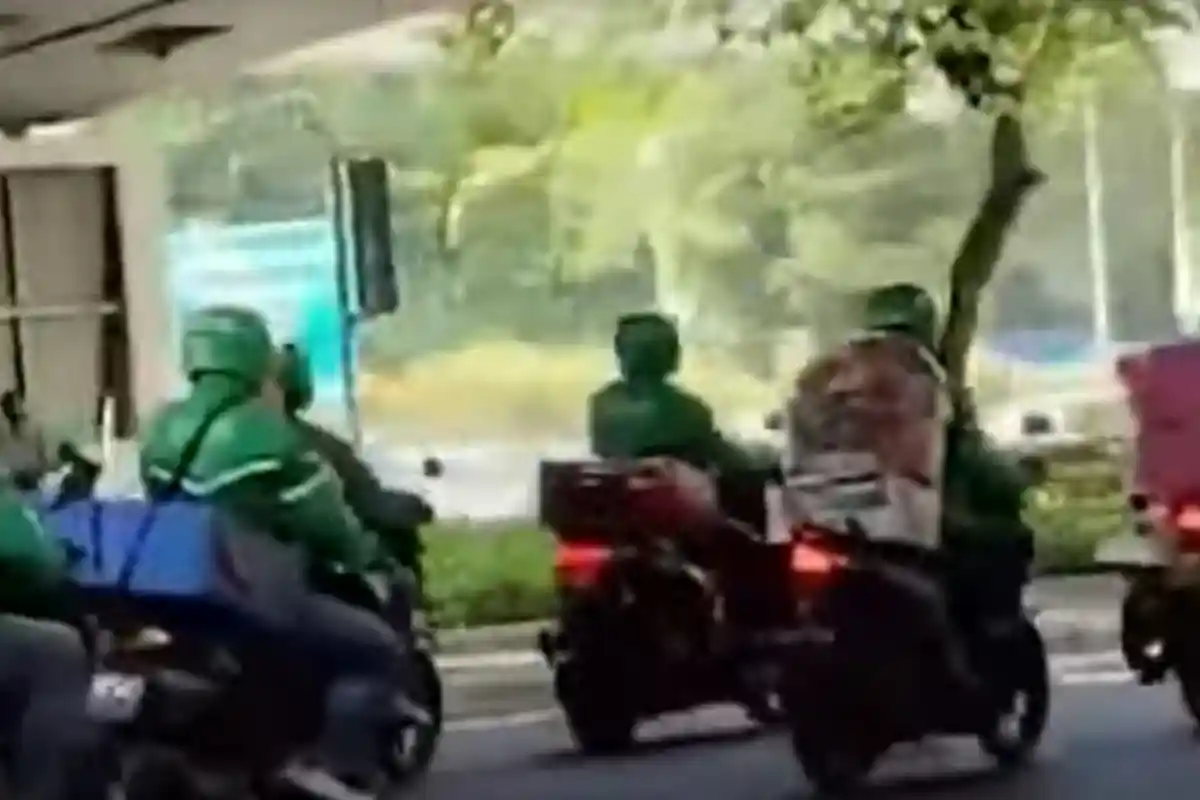 HEBOH Puluhan Ojol Kompak Berbaris Sambil Bawa Boneka & Hadiah Lain,Netizen: Jodohku Tolong Kek Gitu