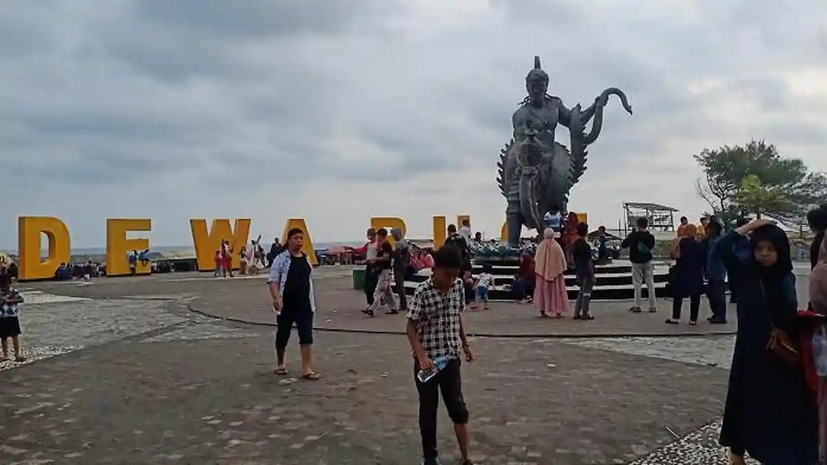 Puluhan Ribu Orang Berwisata ke Pantai Dewaruci, Purworejo