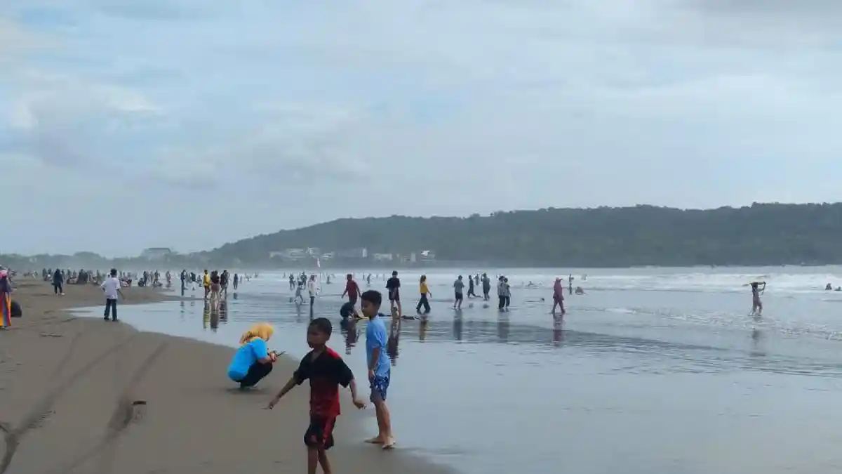 Jelang Tahun Baru Pangandaran Diguncang Gempa 5,0 M, Wisatawan Asyik Bermain Pasir di Pantai