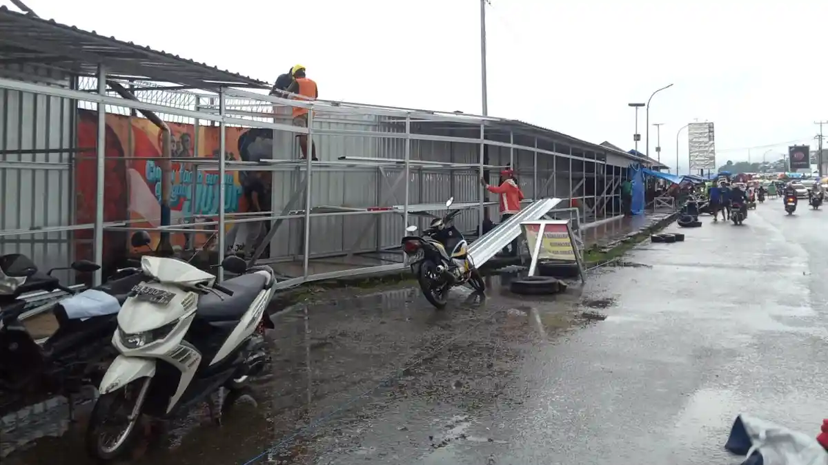 Dalih Kurangi Kemacetan di Pasar Mardika, Pemkot Ambon Bangun 200 Lapak dan Kios di Trotoar