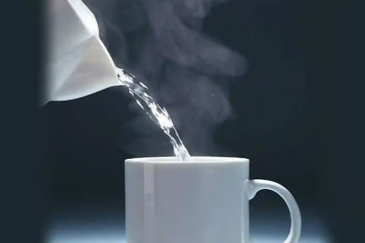 Manfaat Minum Air Putih Hangat di Pagi Hari, Mengeluarkan Racun hingga Meredakan Hidung Tersumbat