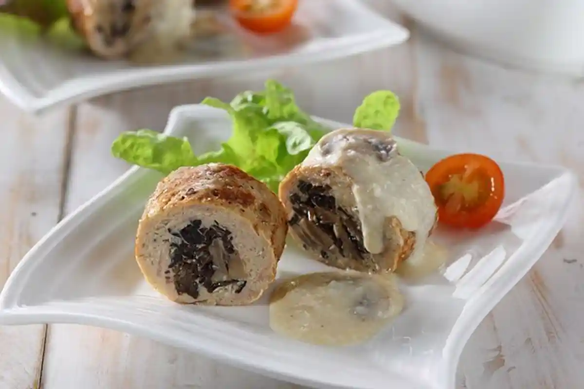 Bingung Dengan Olahan Kulit Ayam? Kreasikan Dengan Resep Rolade Ayam Jamur yang Nikmat Ini