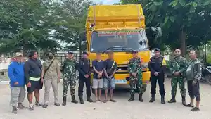 Truk-tronton-yang-dijadikan-barang-bukti-dugaan-penyelundupan.jpg