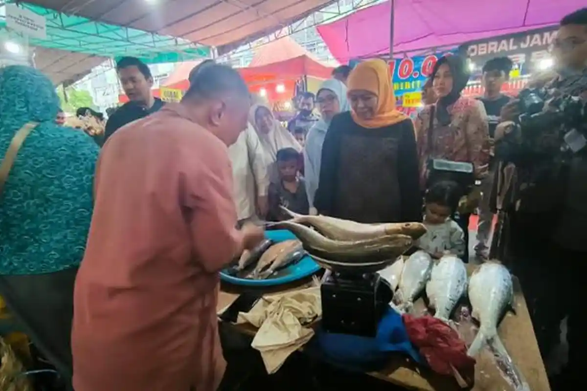 Gubernur Jatim Borong Bandeng Berukuran Jumbo di Pasar Bandeng Kawak 2025 Gresik