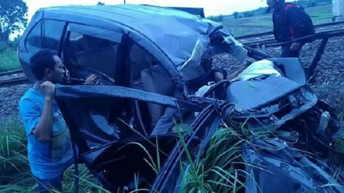 Kereta Terjang Avanza di Desa Tumbal, Mobil Ringsek Pengemudi Luka Berat
