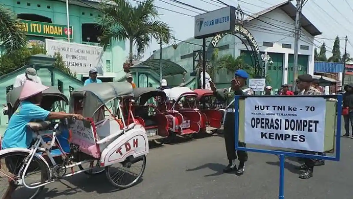 Abang Becak Dirazia Polisi Militer Lalu Dikasih Uang Rp 20.000