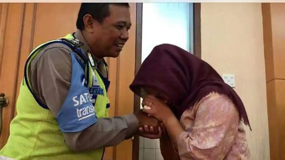 Beredar Foto Dora Natalia Cium Tangan Sutisna, Polisi yang Pernah Dicakarnya