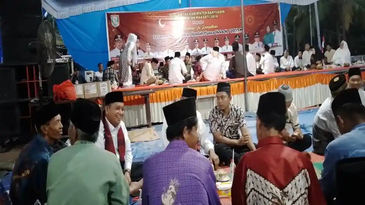 Buat Terkejut, Bupati Askolani Spontan Duduk Lesehan di Bawah Bersama Warga