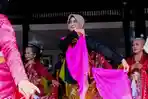 Wakil-Wali-Kota-Solo-Astrid-Widayani-ikut-menari-Gambyong-2.jpg