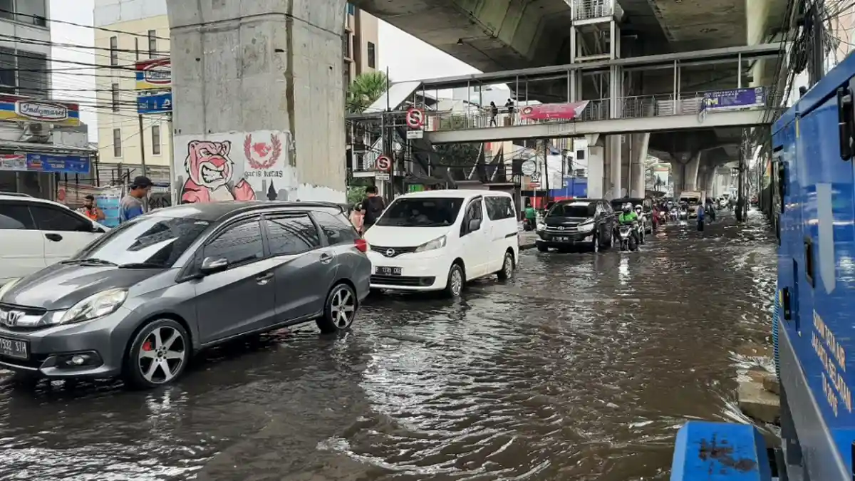 Jalan Ciledug Raya Jaksel Banjir 40 Cm, Lalu Lintas Macet Panjang hingga 1 Km
