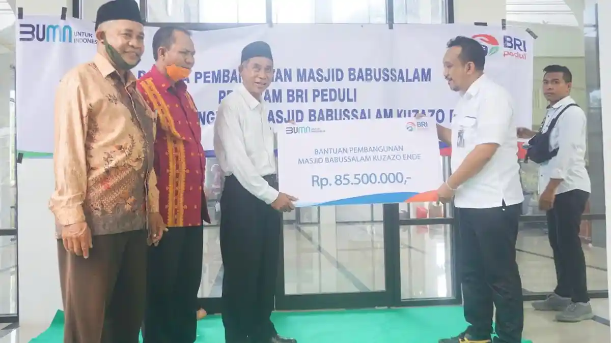 BRI Peduli, Jamaah Masjid Babusallam Ende Bahagia Dapat Kado Spesial