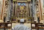 BERDOA-DI-DEPAN-BASILIKA.jpg