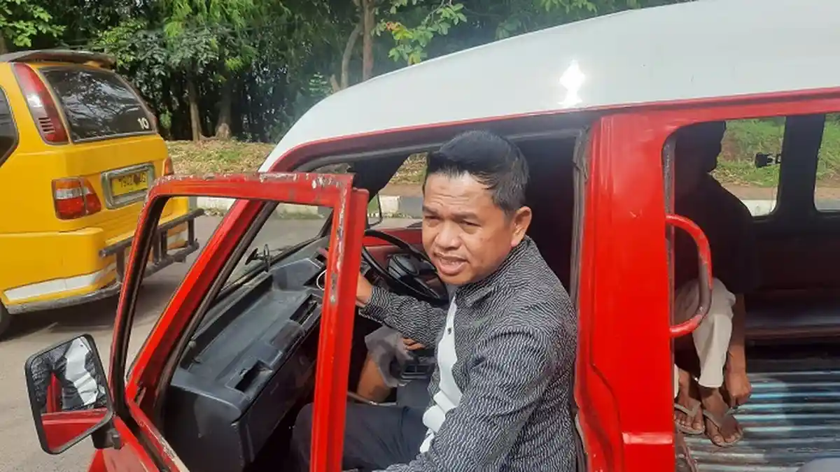 Dedi Mulyadi Naik Angkot ke Pengadilan Agama Purwakarta Hadiri Sidang Gugatan Cerai Ambu Anne