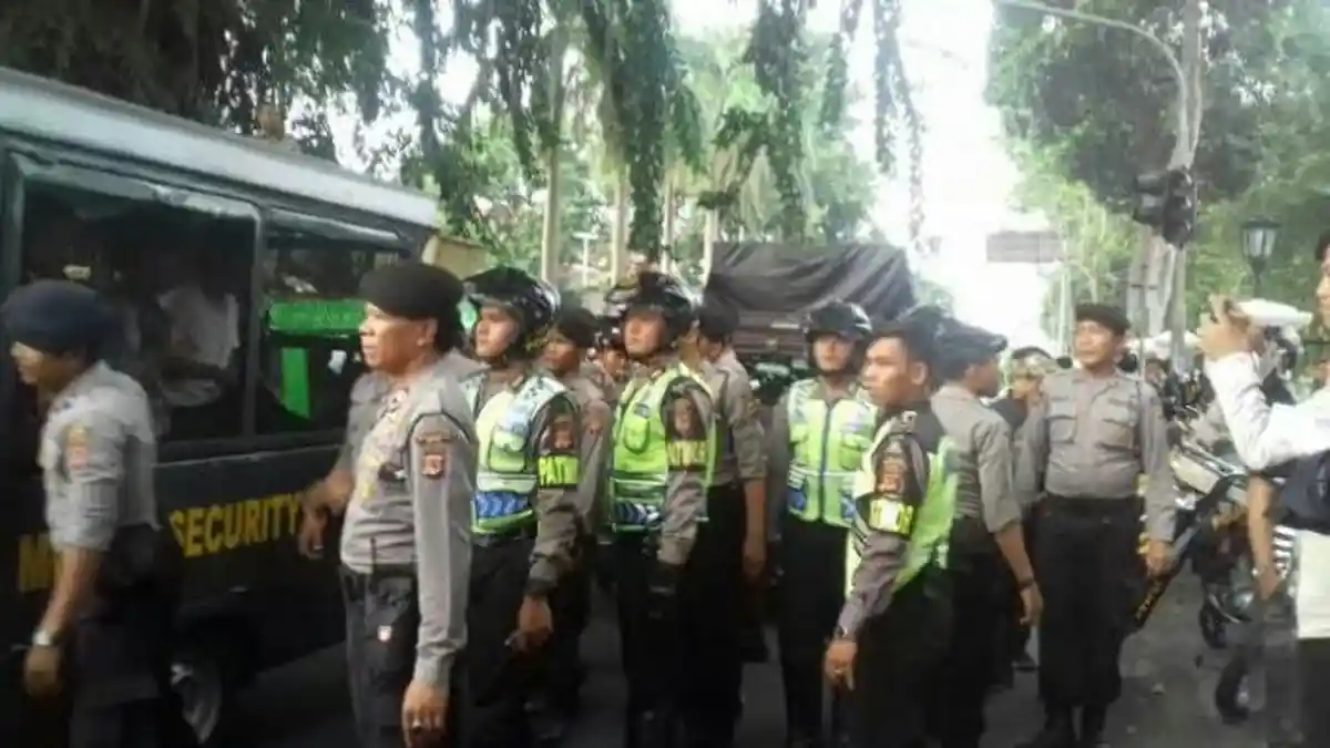 Polisi Ciduk Empat Demonstran di Depan Istana Bogor