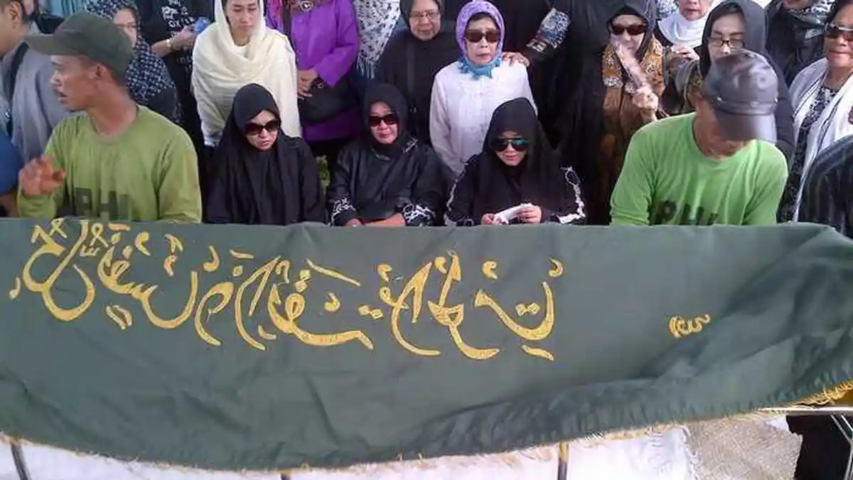 Jenazah Ayahanda Rina Gunawan Dimakamkan di TPU Tanah Kusir