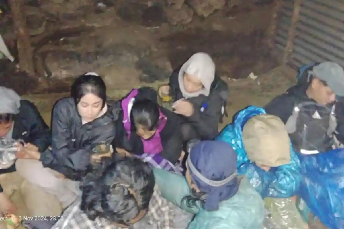 Lima Pendaki Gunung Lawu Dievakuasi Petugas,  Open Trip Pemula Alami Hipotermia di Jalur Cemoro Sewu