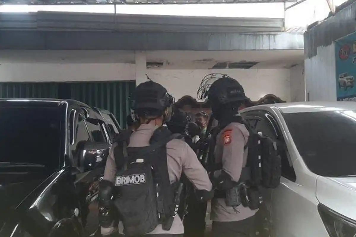 Ditangkap Densus 88 Antiteror, Wanita Terduga Teroris di Condet Berontak 'Saya Tak Mau Dibawa'