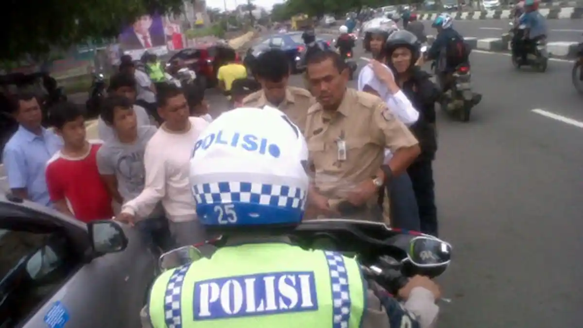 PNS Marah-marah Lantaran Polisi Cabut Pentil Ban Mobil