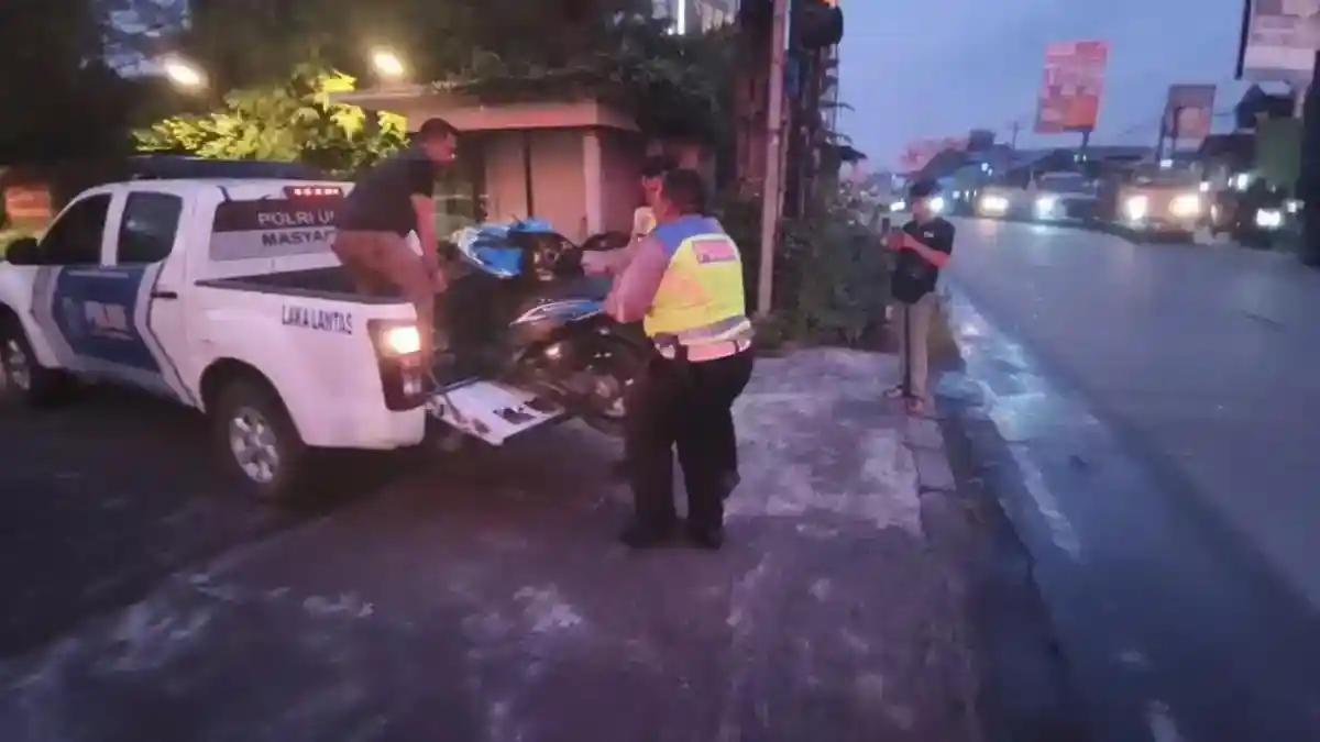 Nyawa Pengendara Vario Melayang Diseruduk Truk Rem Blong dari Belakang