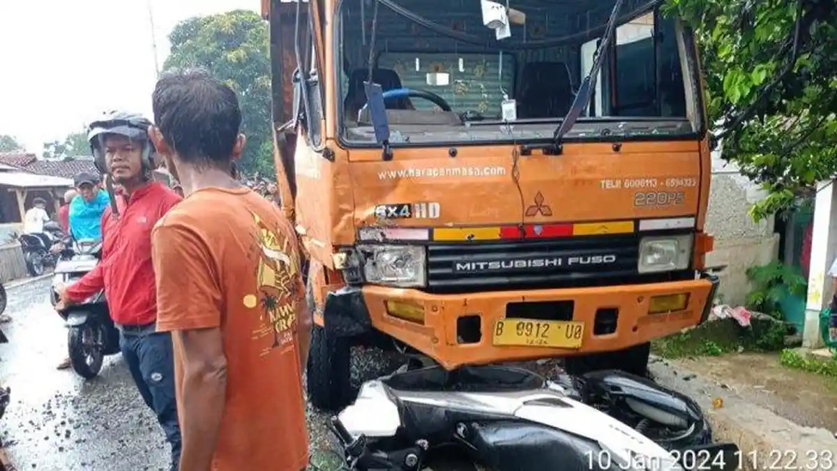 ASN di Bogor Alami Kecelakaan Beruntun, Truk Hilang Kendali hingga Tabrak Motor dan Angkot