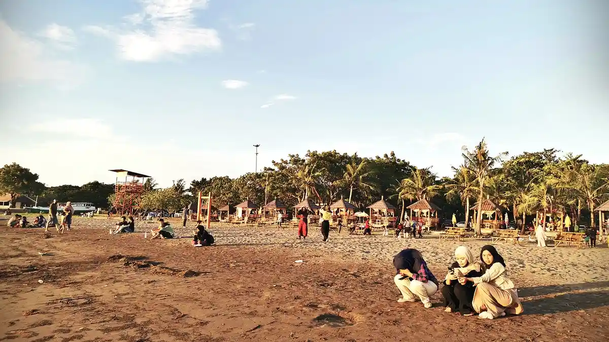 FOTO: Pantai Akkarena Buka Lagi - pengunjung-menikmati-ts3.jpg