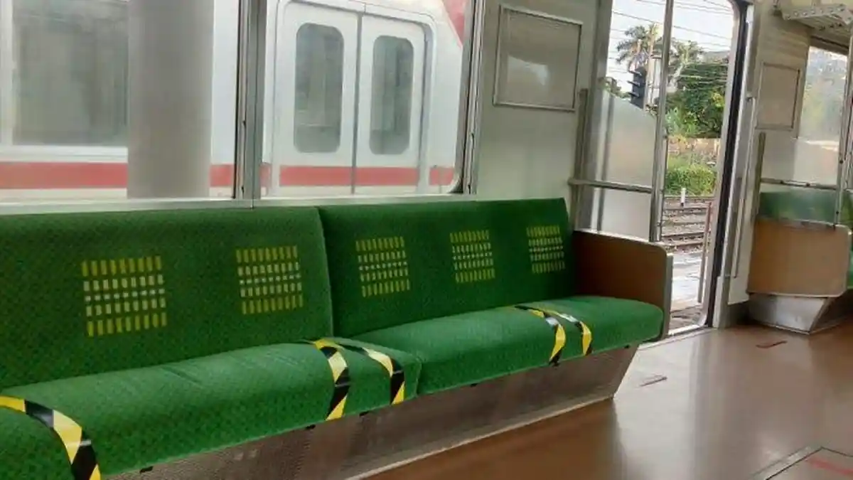 Penumpang Menumpuk di Stasiun Bogor, tidak ada Physical Distancing, Namun Gerbong Kosong