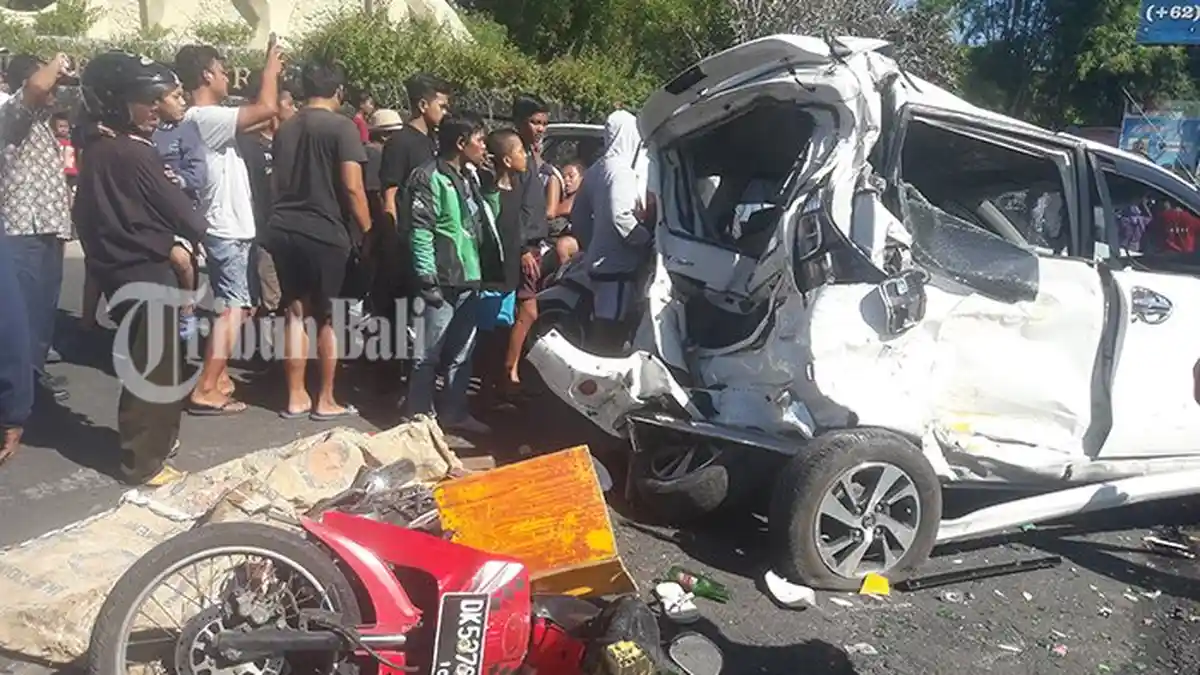 Tabrakan Beruntun di Depan GWK, Bus Wisata Rem Blong