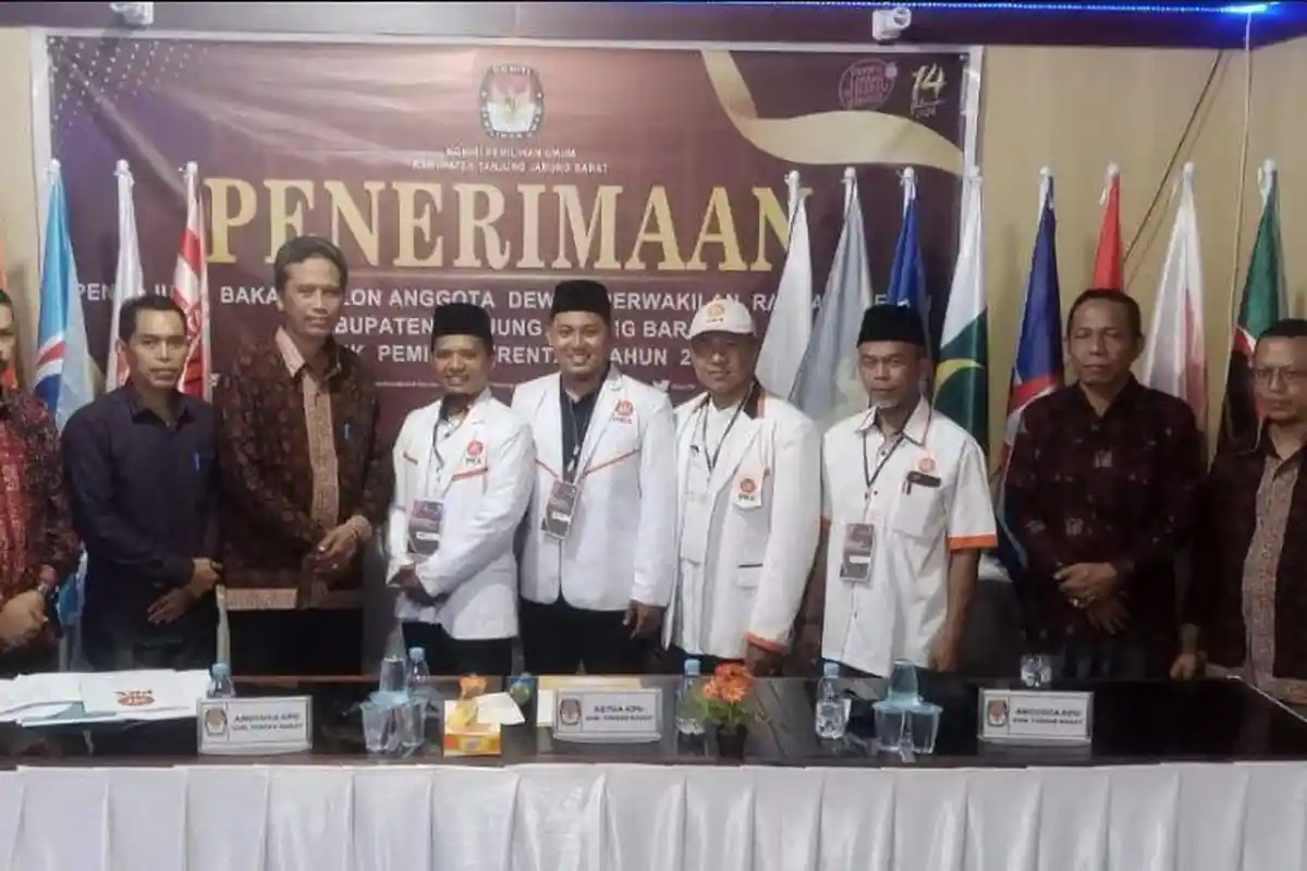 PKS Tanjabbar Daftar Bacaleg ke KPU Diiringi Pawai Becak dan Tabuhan Hadrah